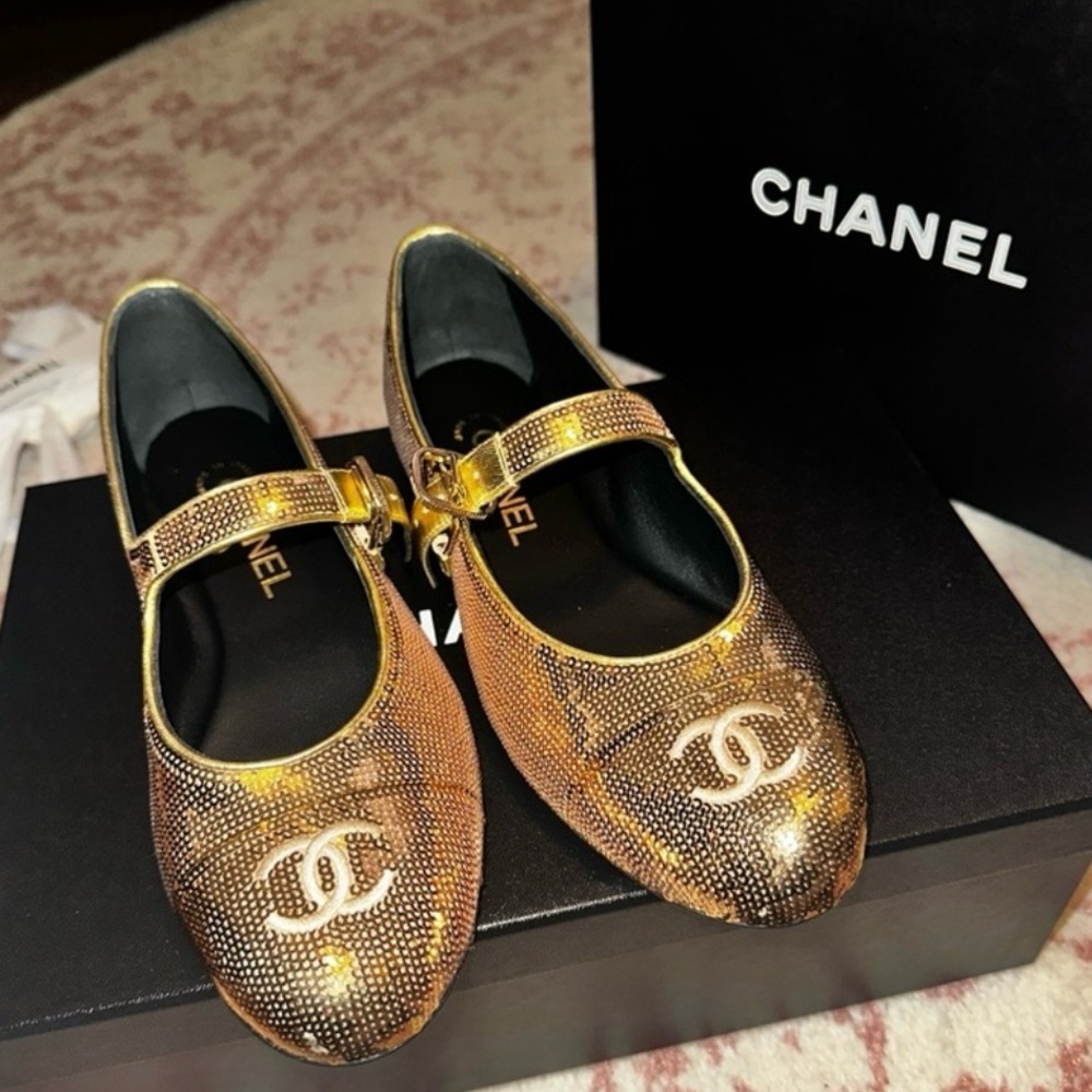 Chanel Gold Women's Shoes

Chanel Gold Mary Jane Flats 36.5 RARE!! 25S BNIB - Picture 5 of 6
